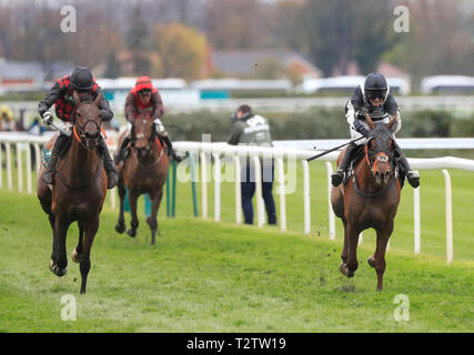 Hippodrome d'Aintree, Aintree, UK. 4ème apr 2019. Le Grand National 2019 festival, jour 1 ; Top Wood (à droite) monté par Tabitha Worsley fonctionne sur de gagner la santé Randox Foxhunters Chase de la combustion d'Ambition montée par Derek O'Connor : Action Crédit Plus Sport/Alamy Live News Banque D'Images