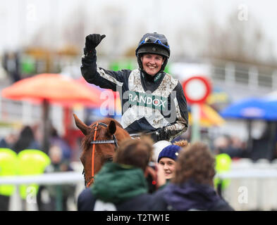 Hippodrome d'Aintree, Aintree, UK. 4ème apr 2019. Le Grand National 2019 festival, jour 1 ; Tabitha Worsley célèbre remportant la santé Randox Foxhunters Chase sur Top Crédit : Bois Plus Sport Action/Alamy Live News Banque D'Images