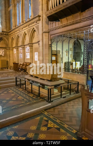 Glasgow, Ecosse, Royaume-Uni. 4 avril, 2019. Le sarcophage de Govan ou Pierre Coffin est généralement taillée dans un seul bloc de pierre et a sculpté des scènes de chasse et de bêtes mythiques. Il est soupçonné d'avoir été fabriqués pour les reliques de Saint Constantin. L'Govan pierres sont sur l'affichage à Govan ancienne église paroissiale. Credit : Skully/Alamy Live News Banque D'Images