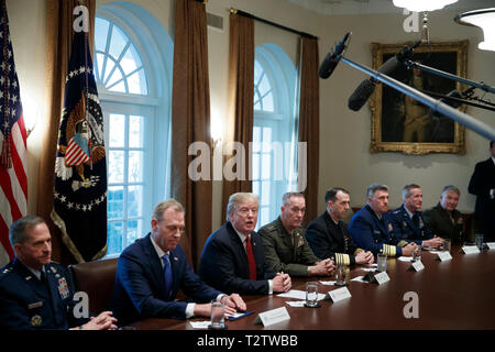 Le président américain, Donald J. Trump prononce une allocution lors d'une séance d'information par les chefs militaires dans la salle du Cabinet de la Maison Blanche à Washington, DC, USA, 03 avril 2019. À la suite de l'exposé Président Trump sera l'hôte d'un dîner pour les fonctionnaires. Credit : Shawn Thew/piscine par CNP /MediaPunch Banque D'Images