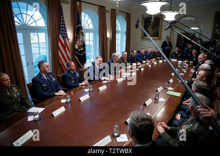 Le président américain, Donald J. Trump prononce une allocution lors d'une séance d'information par les chefs militaires dans la salle du Cabinet de la Maison Blanche à Washington, DC, USA, 03 avril 2019. À la suite de l'exposé Président Trump sera l'hôte d'un dîner pour les fonctionnaires. Credit : Shawn Thew/piscine par CNP /MediaPunch Banque D'Images