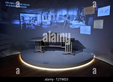 Weimar, Allemagne. Le 04 Avr, 2019. Henry van de Velde sa table de travail au Neues Museum Weimar, prise la veille de la réouverture, coïncide avec l'ouverture du nouveau Musée du Bauhaus, le 5 avril 2019. L'exposition 'Van de Velde, Nietzsche et Le Modernisme autour de 1900", qui correspond à la présentation à la musée du Bauhaus, est révélée à l'Neues Museum. L'accent est mis ici sur la préhistoire du Bauhaus avec des œuvres de réalisme, l'impressionnisme et l'Art Nouveau. Crédit : Martin Schutt/dpa-Zentralbild/dpa/Alamy Live News Banque D'Images