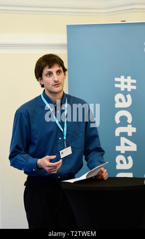 Londres, Royaume-Uni. 4 avril, 2019. Leur campagne de lancement de l'Alliance de l'autisme : Connaître vos droits, à l'appui de personnes autistes dans le mois de la sensibilisation à l', avec une réunion de personnes autistes, familles et soignants, ainsi que des représentants de Mencap et la National Autistic Society au Central Hall Westminster après les répondants à une enquête de l'Alliance représentent un système qui est à plusieurs reprises de ne pas respecter, les droits des personnes autistes. Image : Eric Heath (adultes autistes exécutant l'autonomie). Credit : Malcolm Park/Alamy Live News. Banque D'Images