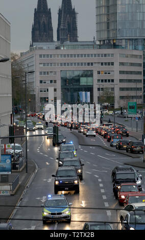 04 avril 2019, en Rhénanie du Nord-Westphalie, Köln : les véhicules du convoi avec Barack Obama conduire à travers la ville. L'ancien président américain veut parler de bon leadership humain dans la Lanxess-Arena en face de 15 000 visiteurs dans la soirée. Photo : Oliver Berg/dpa Banque D'Images