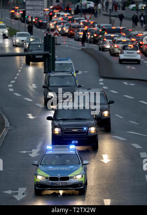 04 avril 2019, en Rhénanie du Nord-Westphalie, Köln : les véhicules du convoi avec Barack Obama conduire à travers la ville. L'ancien président américain veut parler de bon leadership humain dans la Lanxess-Arena en face de 15 000 visiteurs dans la soirée. Photo : Oliver Berg/dpa Banque D'Images