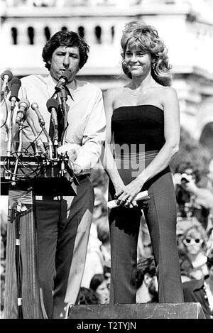 6 mai 1979, Washington, DC, États-Unis : Movie star Jane Fonda, star de nouveaux anti-nuke film 'Le syndrome chinois", avec mari/activiste politique TOM HAYDEN, au plus grand rassemblement de protestation anti-nucléaire de l'histoire des États-Unis, à cette date, sur les étapes de construction de capital aux États-Unis, dans la capitale des nations. 125 000 personnes y compris le gouverneur de Californie, a assisté aujourd'hui pour mars et rassemblement contre l'énergie nucléaire, la réaction à la récente, Three Mile Island Le 28 mars 1979, accident nucléaire de US commercial le plus important de l'histoire d'accident. Une cote de cinq sur les sept points Ev Nucléaire International Banque D'Images