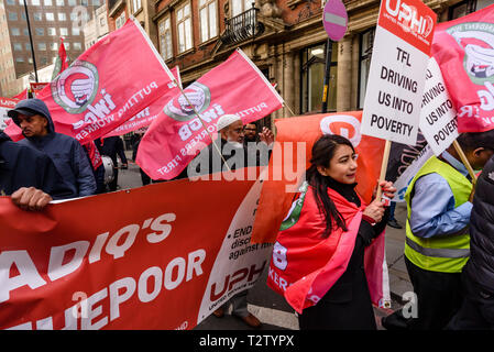 Londres, Royaume-Uni. Le 4 avril 2019. Les conducteurs de voitures privées et partisans de mars à l'Hôtel de Ville après le blocage du pont de Londres pour protester contre la TfL leur faisant payer la congestion charge à partir du 8 avril. Ils accusent la TfL de discrimination contre les conducteurs de voitures privées qui sont en grande partie de Noirs, Asiatiques et les groupes ethniques minoritaires alors que des taxis, dont les conducteurs sont en grande partie blanc sont toujours exonérés. Aujourd'hui, la cour a décidé de leur demande de révision judiciaire serait entendu en juillet, mais a refusé un ordre de retarder le chargement jusqu'alors. Crédit : Peter Marshall/Alamy Live News Banque D'Images