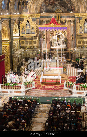 La Valette. 4ème apr 2019. Photo prise le 4 avril 2019 montre la célébration religieuse à la Cathédrale de St Jean à Valleta, Malte. Le 10e Président Malte George Vella a prêté serment lors d'une séance spéciale du Parlement le jeudi, succédant à l'ancien président Marie-Louise Coleiro Preca. Source : Xinhua/Alamy Live News Banque D'Images