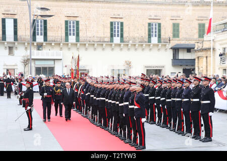 La Valette, Malte. 4ème apr 2019. George Vella inspecte la garde d'honneur à St George's Square à Valleta, Malte, le 4 avril 2019. Le 10e Président Malte George Vella a prêté serment lors d'une séance spéciale du Parlement le jeudi, succédant à l'ancien président Marie-Louise Coleiro Preca. Credit : Yuan Yun/Xinhua/Alamy Live News Banque D'Images