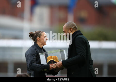 Newport, Royaume-Uni. Le 04 Avr, 2019. Loren Digues de galles est présenté avec son 100e cap par ex footballeur Galles Danny Gabbidon avant du jeu. Pays de Galles v Femmes femmes en République tchèque, Women's international match de football à Rodney Parade à Newport, Pays de Galles, le jeudi 4 avril 2019. Photos par Andrew Verger/Alamy Live News Banque D'Images