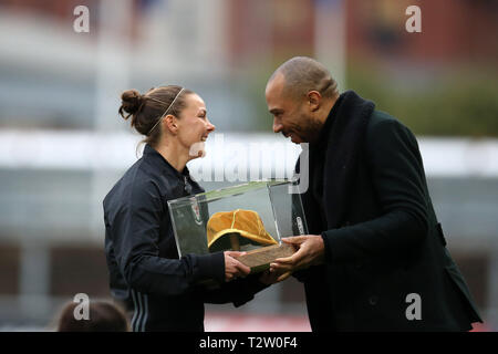 Newport, Royaume-Uni. Le 04 Avr, 2019. Loren Digues de galles est présenté avec son 100e cap par ex footballeur Galles Danny Gabbidon avant du jeu. Pays de Galles v Femmes femmes en République tchèque, Women's international match de football à Rodney Parade à Newport, Pays de Galles, le jeudi 4 avril 2019. Photos par Andrew Verger/Alamy Live News Banque D'Images