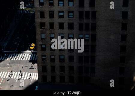 New York, USA. 4ème apr 2019. Les piétons traverser la rue à Midtown Manhattan, New York, États-Unis, 4 avril 2019. Credit : Muzi Li/Xinhua/Alamy Live News Banque D'Images