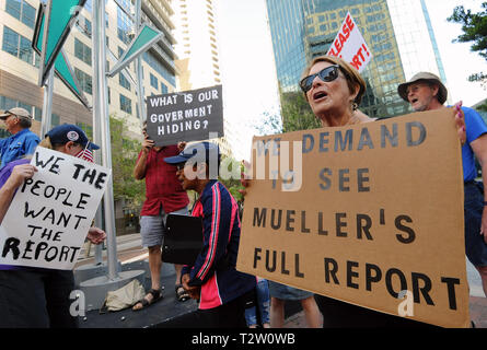 Orlando, Floride, USA. Le 04 Avr, 2019. Les protestataires manifester devant le bureau du sénateur américain Marco Rubio (R-FL) exigeant la libération par le Procureur Général William Barr, du rapport du conseiller spécial de l'enquête de Robert Mueller Président Donald Trump le 4 avril 2019 à Orlando, Floride. Des manifestations similaires ont eu lieu dans tout le pays. (Paul Hennessy/Alamy) Crédit : Paul Hennessy/Alamy Live News Banque D'Images