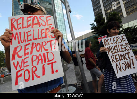 Orlando, Floride, USA. Le 04 Avr, 2019. Les protestataires manifester devant le bureau du sénateur américain Marco Rubio (R-FL) exigeant la libération par le Procureur Général William Barr, du rapport du conseiller spécial de l'enquête de Robert Mueller Président Donald Trump le 4 avril 2019 à Orlando, Floride. Des manifestations similaires ont eu lieu dans tout le pays. (Paul Hennessy/Alamy) Crédit : Paul Hennessy/Alamy Live News Banque D'Images