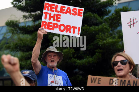 Orlando, Floride, USA. Le 04 Avr, 2019. Les protestataires manifester devant le bureau du sénateur américain Marco Rubio (R-FL) exigeant la libération par le Procureur Général William Barr, du rapport du conseiller spécial de l'enquête de Robert Mueller Président Donald Trump le 4 avril 2019 à Orlando, Floride. Des manifestations similaires ont eu lieu dans tout le pays. (Paul Hennessy/Alamy) Crédit : Paul Hennessy/Alamy Live News Banque D'Images