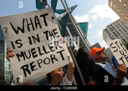 Orlando, Floride, USA. Le 04 Avr, 2019. Les protestataires manifester devant le bureau du sénateur américain Marco Rubio (R-FL) exigeant la libération par le Procureur Général William Barr, du rapport du conseiller spécial de l'enquête de Robert Mueller Président Donald Trump le 4 avril 2019 à Orlando, Floride. Des manifestations similaires ont eu lieu dans tout le pays. (Paul Hennessy/Alamy) Crédit : Paul Hennessy/Alamy Live News Banque D'Images