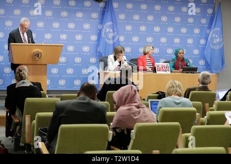 Organisation des Nations Unies, New York, USA, 04 avril 2019 - Agnès Marcaillou (centre), Directeur du Service d'action antimines des Nations Unies, appui court comme invité du point de presse à l'occasion de la Journée internationale pour la sensibilisation aux mines et l'Assistance à la lutte antimines (4 avril). Avec elle sont (à droite) Fatima Kyari, Observateur permanent de l'Union africaine à l'Organisation des Nations Unies, qui a fait un exposé sur la situation des mines terrestres et aux dangers d'explosion en Afrique, et Mona Juul, Représentant permanent de la Norvège auprès de l'Organisation des Nations Unies, qui représentait la présidence de la 4e Conférence d'examen de l'élimination des mines antipersonnel Banque D'Images
