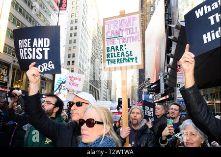 New York, USA. Le 04 Avr, 2019. Vu les manifestants tenant des pancartes pour demander la libération de l'ensemble de Mueller rapport dans Times Square, New York City. Credit : SOPA/Alamy Images Limited Live News Banque D'Images