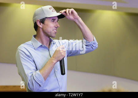 4 avril 2019 - Sioux City, Iowa, États-Unis, ancien membre du Congrès du Texas et candidat démocrate BETO O'ROURKE porte le chapeau de l'équipe les Mustangs, alors qu'il des campagnes sur le campus de Morningside College jeudi, à la poursuite d'un 2020 à l'investiture. Credit : Jerry Mennenga/ZUMA/Alamy Fil Live News Banque D'Images