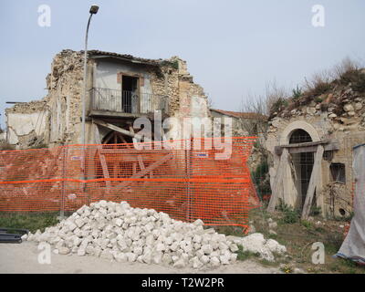 Onna, Italie. Apr 02, 2019. Maisons du village des Abruzzes près de l'Aquila détruite par le séisme. Il y a dix ans, le 06.04.2009, un terrible tremblement de terre a causé des dommages importants à l'Aquila, Italie. (Dpa 'vide, de la destruction, au chagrin - même dix ans après le tremblement de terre') Credit : Lena Klimkeit/dpa/Alamy Live News Banque D'Images