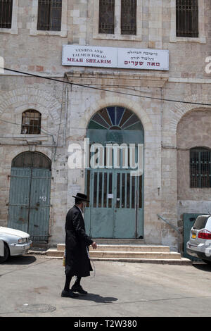 Israël, Jérusalem : entrée de la Yeshiva (institution juive qui porte sur l'étude de la Torah et le Talmud) de Mea Shearim, le plus vieux Jewis Banque D'Images