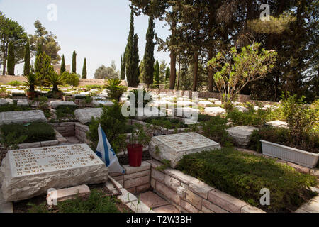 Israël, Jérusalem : tombes dans le cimetière national d'Israël, le Mont Herzl ('Monter du souvenir"). Vue sur la zone spécifique du cimetière militaire, OPE Banque D'Images