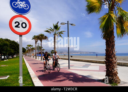 Les cyclistes le long de la voie cyclable sur le front de mer à Torre del Mar, la Axarquía, Málaga, Andalousie, Costa del Sol, Espagne Banque D'Images