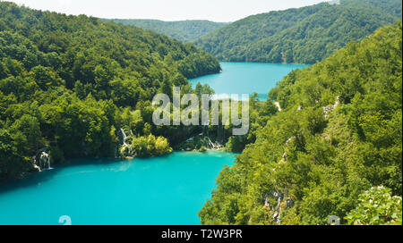 Vue panoramique aérienne des lacs de Plitvice, parc national en Croatie Banque D'Images