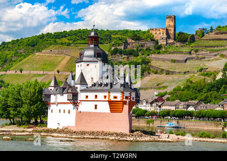 Belle vue sur le château de Pfalzgrafenstein, un château sur l'île de Falkenau sans frais dans le Rhin et le château de Gutenfels en arrière-plan. Les deux châteaux sont partie... Banque D'Images