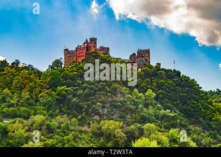 Fermer la vue de la colline avec le joli château Schönburg grande salle en briques rouges. Le château se trouve à Oberwesel, une ville sur le Rhin en Cisjordanie... Banque D'Images