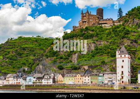 Belle vue sur les rives du Rhin Katz château, construit sur une corniche au-dessus de la ville de Saint Goarshausen avec son Livre blanc place médiévale tour est. Le... Banque D'Images