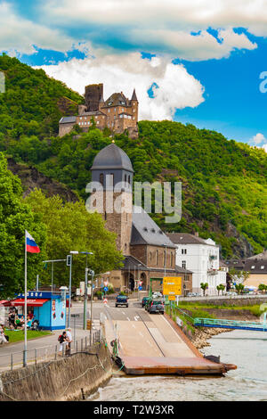 Belle vue sur la ville Saint Goarshausen avec son ferry landing connecté à la route principale à l'église catholique Saint Johannes lors d'une journée ensoleillée... Banque D'Images