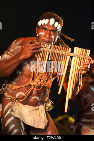 Narasirato se produisant au festival WOMAD, Charlton Park, Royaume-Uni. Îles Salomon 'bamboo orchestra' Banque D'Images