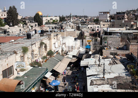 Israël, Jérusalem : les toits de la vieille ville vue depuis les remparts. Dans l'arrière-plan, la Mosquée Al-Aqsa *** *** légende locale Banque D'Images