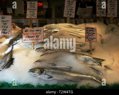 Le saumon frais à Pike place Market à Seattle, Washington Banque D'Images