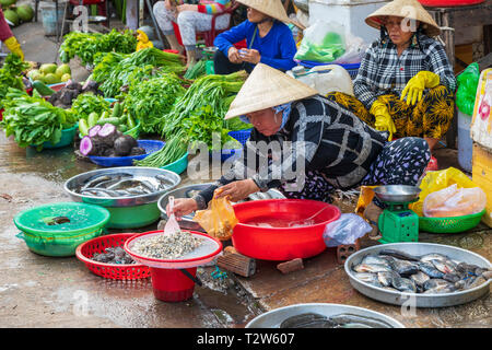 Vietnamese woman selling du poisson frais, des crustacés et des grenouilles pour l'alimentation au marché dans la rue Cau Dinh, Phu Quoc Island, Vietnam, Asie Banque D'Images