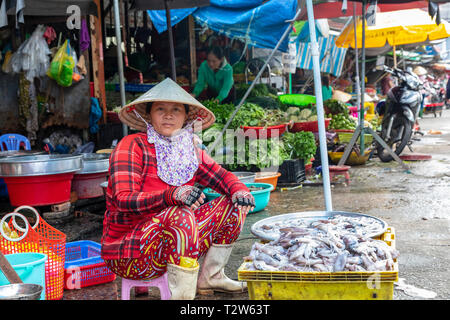Vietnamese woman selling seiche frais d'un décrochage dans la rue Market, Dinh Cau, Phu Quoc, Vietnam, Asie Banque D'Images