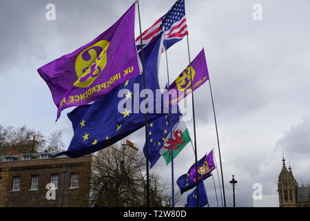 Un petit nombre de partisans de l'UE et Brexit exprimer leur appui à la Chambre du Parlement à Westminster, London, UK. 4 avril 2019 Banque D'Images