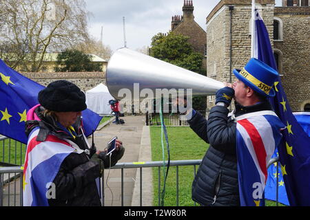 Un petit nombre de partisans de l'UE et Brexit exprimer leur appui à la Chambre du Parlement à Westminster, London, UK. 4 avril 2019 Banque D'Images