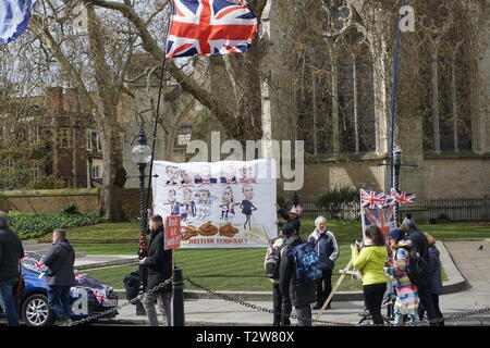 Un petit nombre de partisans de l'UE et Brexit exprimer leur appui à la Chambre du Parlement à Westminster, London, UK. 4 avril 2019 Banque D'Images