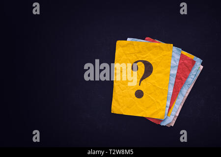 Note papier jaune avec un point d'interrogation sur tableau noir. Close up. Banque D'Images
