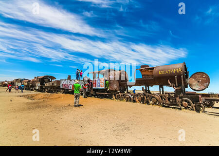 Uyuni, Bolivie - Déc 2014 : locomotives abandonnées à la britannique ancien cimetière de train à Salar de Uyuni sert maintenant comme une destination touristique avant qu'il Banque D'Images