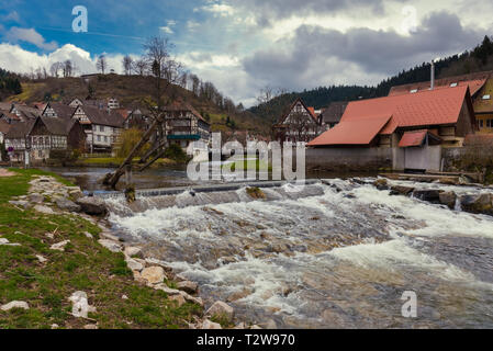 Beautuful Schiltach en Forêt-Noire, la rivière Kinzig, Rottweil, Bade-Wurtemberg, Allemagne Banque D'Images