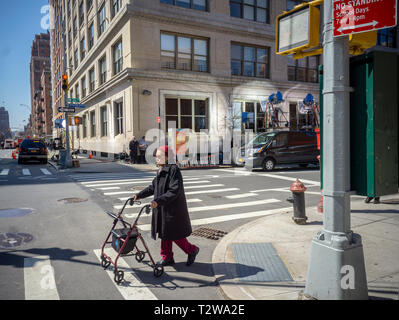 Une femme âgée traverse la rue dans le quartier de Chelsea à New York le mercredi 3 avril 2019. (Â© Richard B. Levine) Banque D'Images