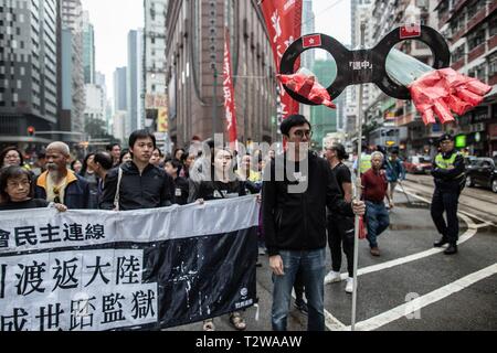 Quelque 12 000 manifestants ont vu marcher vers le bas de la route principale de Hong Kong pour protester contre le nouveau projet. Les lois d'extradition ont été proposées par le Gouvernement de Hong Kong afin de permettre le transfert des fugitifs à la Chine entre autres. La proposition a rencontré l'opposition de larges inhabituelles de groupes de défense des droits civiques aux élites commerciales et même pro-création chiffres. Banque D'Images