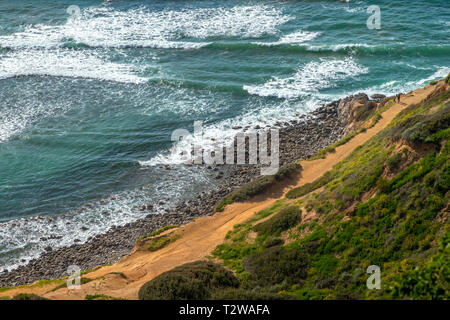 Des couleurs sur le littoral de Bluff Cove sur une journée ensoleillée au printemps de l'eau de couleur turquoise et d'un rivage rocailleux, un panorama sur la th Banque D'Images