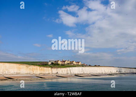 Le port de plaisance de Brighton UK - Roedean School sur les falaises comme vu du port de plaisance Banque D'Images