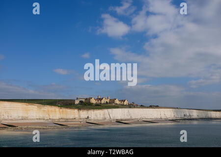 Le port de plaisance de Brighton UK - Roedean School sur les falaises comme vu du port de plaisance Banque D'Images