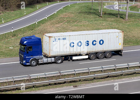 Chariot avec COSCO Container sur autoroute allemande. Banque D'Images