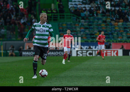 03 avril, 2019. Lisbonne, Portugal. Défenseur du sport de France Jeremy Mathieu (22) en action pendant le match Sporting CP vs SL Benfica © Alexandre de Sousa/Alamy Live News Banque D'Images